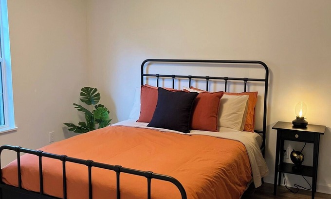 Conway House | The Fox Den - Private Queen Room in Cozy Bungalow with Lake View