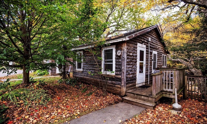 Lincoln Cabin | The Fox Hollow PARADISE GETAWAY at the PEMICABINS