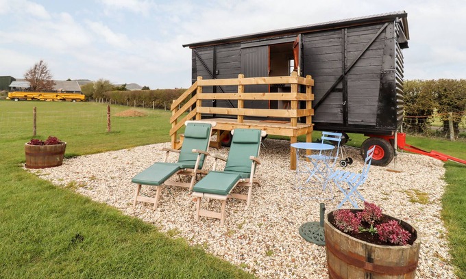 Mangotsfield Cottage | THE FREIGHT WAGON, pet friendly, with a garden in Winchcombe