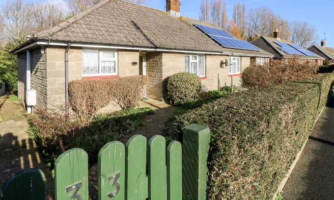 Brading Cottage | THE FURLONGS, family friendly, with a garden in Brading