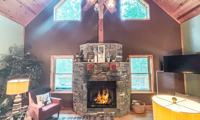 Bonnerdale Cabin | The G.O.A.T. Getaway Near Lake Ouachita and Crystals