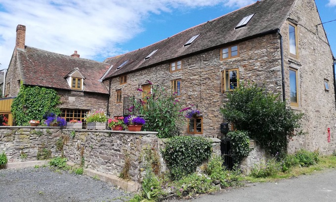 Strefford Apartment | THE GALLERY, romantic, luxury holiday cottage in Strefford