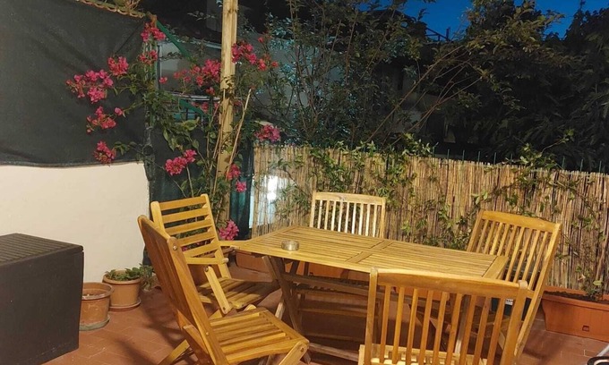 Prato Apartment | The Garden Apartment with Wi-Fi and air conditioning