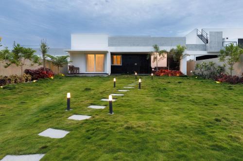 Hosur Apartment | The Garden Retreat by StayJadePool2BHKLawn