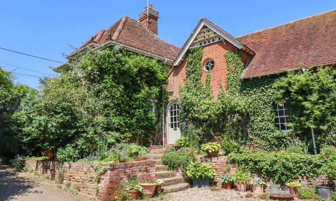 Colne Engaine Cottage | THE GATE HOUSE, pet friendly, with open fire in Colne Engaine