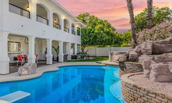Mesa House | The Gatsby - Sleeps 22 in beds!