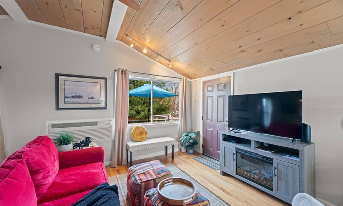 Weaverville Apartment | The Georgia Peach is modern studio apartment, a perfect mountain getaway for two