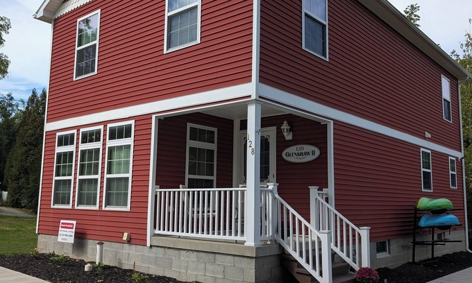 Edinboro House | The Glenshaw- Spacious 5 bedroom home on Lakeside Edinboro