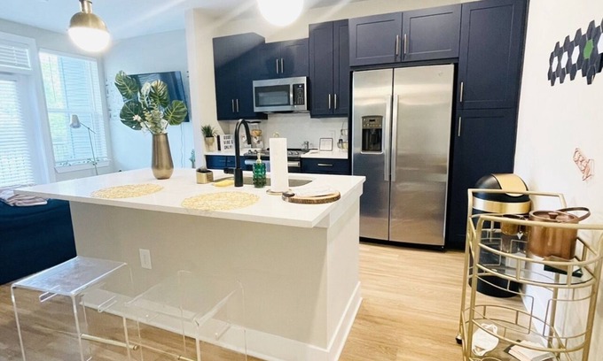 Summerhill Condo | The Golden Retreat | 12pm check out 12 mins from AIRPORT