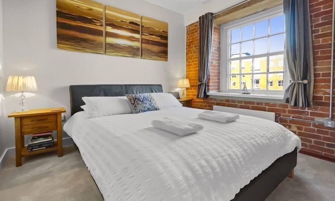 Gosport Apartment | The Granary - 2nd Floor 2 Bedroom Property on Gosport Foreshore sleeping 4