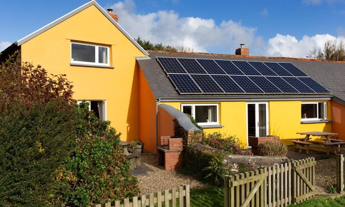 Hartland Cottage | The Granary, shared hot tub and sauna