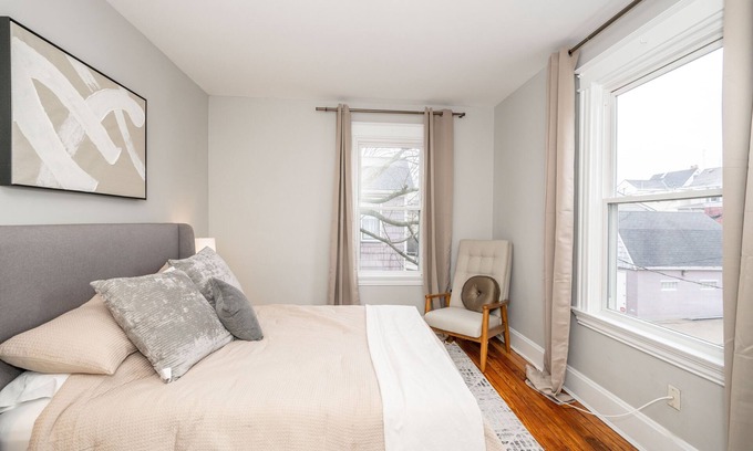 Ludlow House | The Grand Elm House – Updated 4 BDR Just Minutes from Downtown!