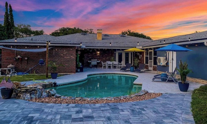 Orange Park Bed & Breakfast | The Great Escape Pool Home-Private Resort, 5bedrooms upto 12 sleep