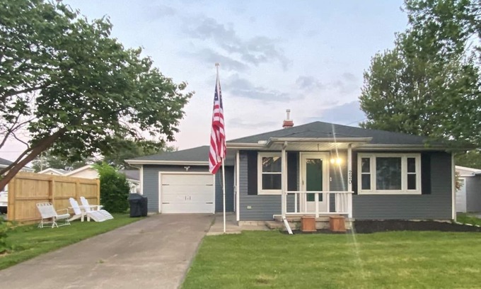 Port Clinton House | The Great Lake Escape - 1 mile to downtown PC/Walking distance to City Beach