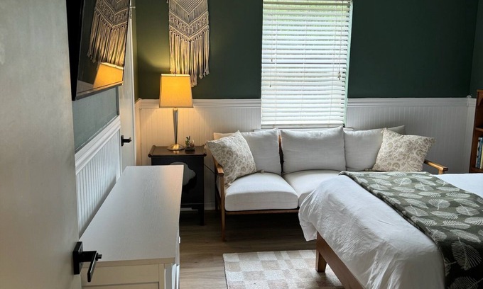 College Station House | The Green House - Cozy 2 bedroom 5 minutes to Texas A&M University!