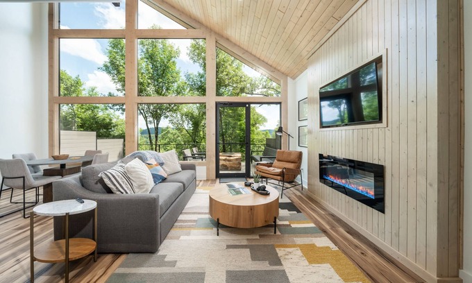 Hot Springs Cabin | The Grey Horse Cabin, Hot Tub, Mountain View