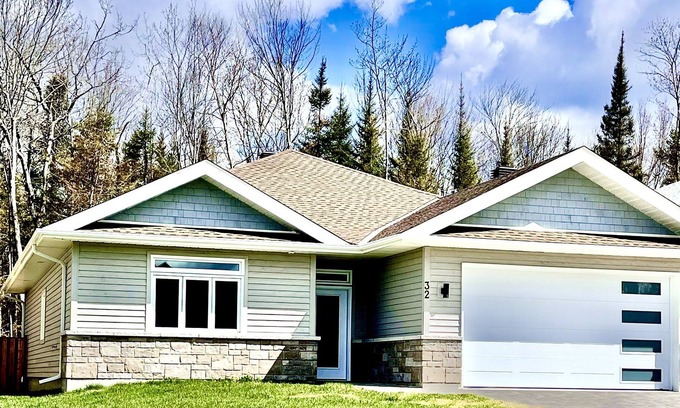 North Bay House | The Greystone Executive Bungalow - Ski Ridges Estate