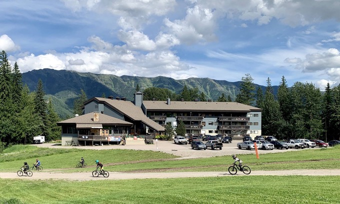 East Kootenay Hotel | The Griz Inn