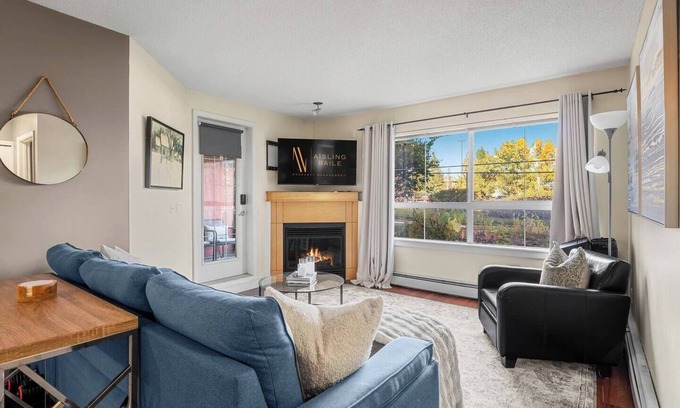 Lincoln Park Condo | The Grove | Ground Floor | Gym | Fireplace | Patio