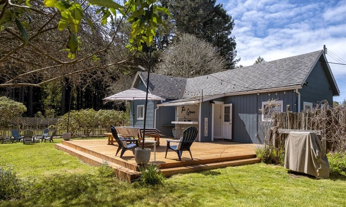 Fort Bragg House | The Grove - Quaint Mendocino cottage just minutes from the beach!