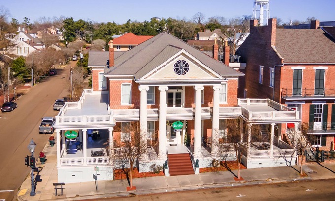 Natchez Bed & Breakfast | The Guest House Historic Mansion