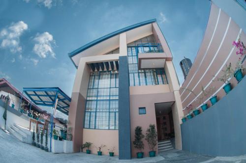 Baguio Hotel | The Half House by Elmar Cabin