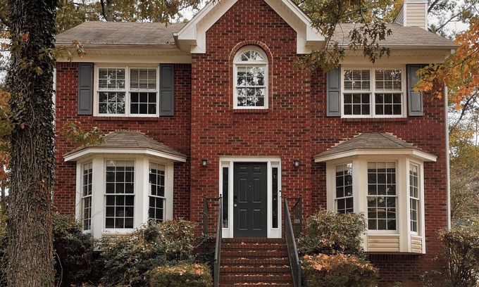 Alabaster House | The Hallmark House on Cambridge Lane, 30 mins from Birmingham, 4 mins from I-65