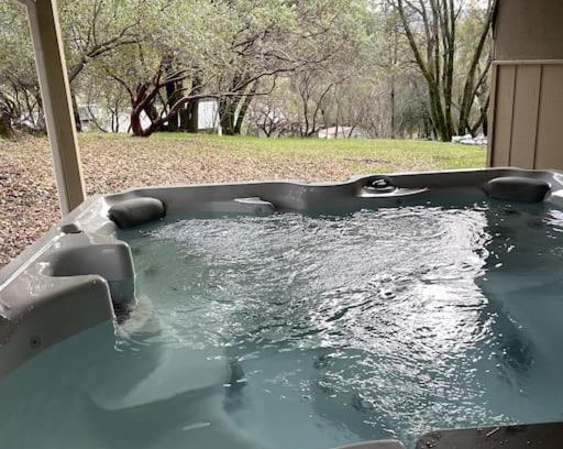Oakhurst House | The Happy Cabin w/hot tub