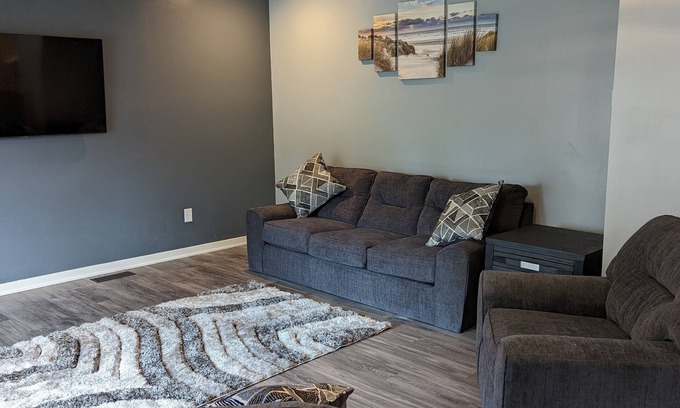 Ashtabula House | The Harbor Get Away. 5min walk to Bridge St,Walnut Beach, Marinas and lots more