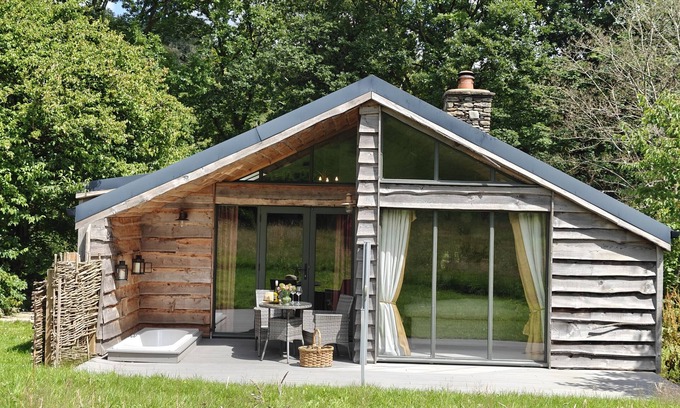 Kendal Cottage | THE HARE'S SHACK, romantic, with open fire in Kendal
