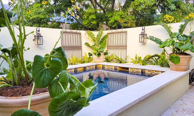Faubourg Marigny House | The Harlot House w Salt Pool/Spa, 5 bed 3 bath, walkable neighborhood w restaur