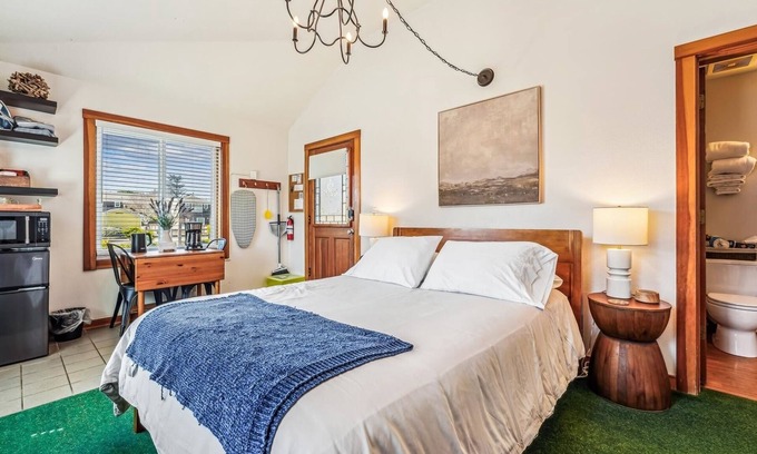 Downtown Cannon Beach House | The Harrison Inn * Studio - New Listing! Beachcomber Vacation Homes