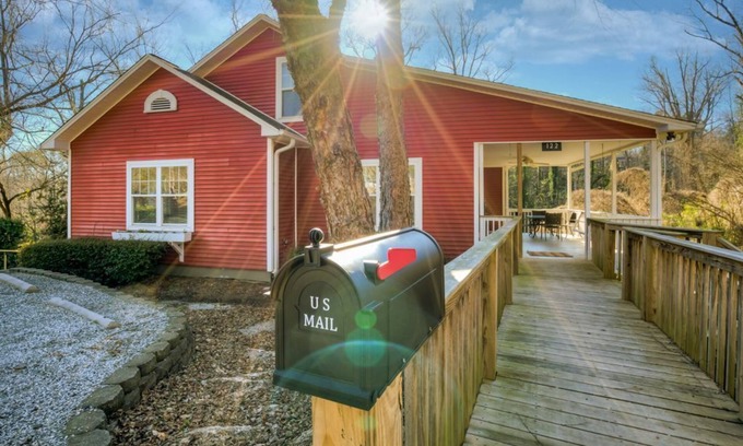 Lynn House | The Haven Charming Tryon House Pet Friendly