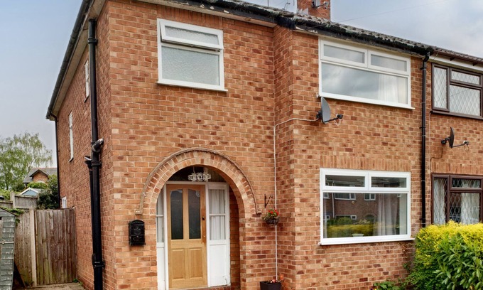 Rowton House | THE HAWTHORNS, pet friendly, character holiday cottage in Christleton