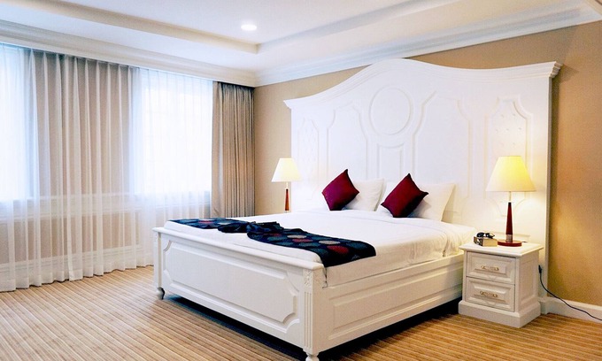 Khlong Toei Nuea Condo | The Heart of Sukhumvit, 75sqm one Bedroom Suite