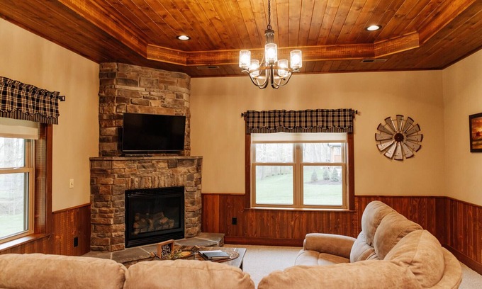 Dundee Cabin | The Heartland Suite: Luxury, Lodge Suite in Amish Country, Ohio