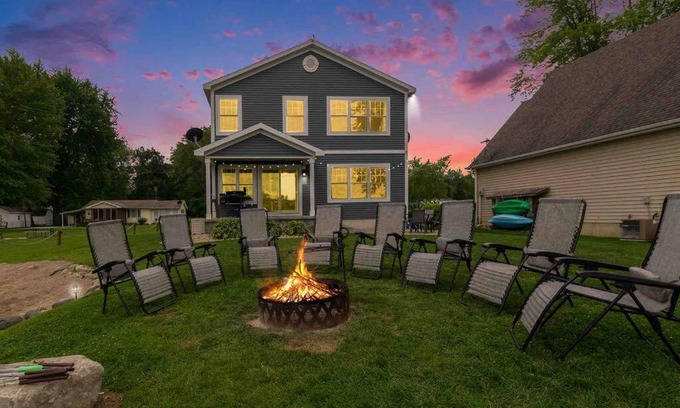 Brimfield Villa | The Heron House-On The Lake!