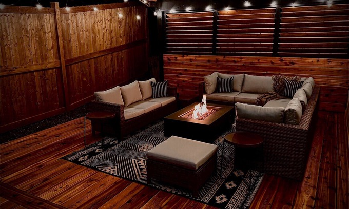 Hinton House | The Hidden Gem - Large Patio, Fire Pit & Outdoor Seating + King & Queen Beds