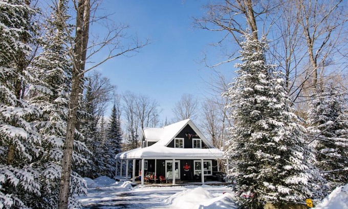 Eagle Lake Cottage | The Hidden Porch at Sir Sam's (hot tub & sauna)