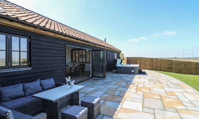 Colchester Cottage | THE HIDE, family friendly, with hot tub in Mersea Island