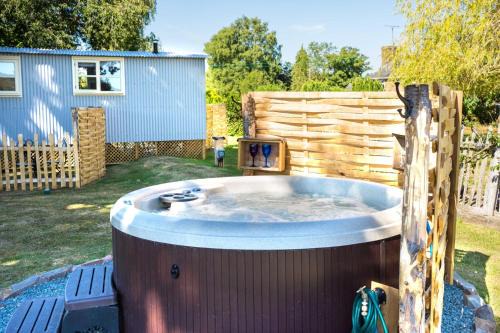 Whitestone Apartment | The Hideaway Hut - 1 Bed Shepherds Hut - Hereford