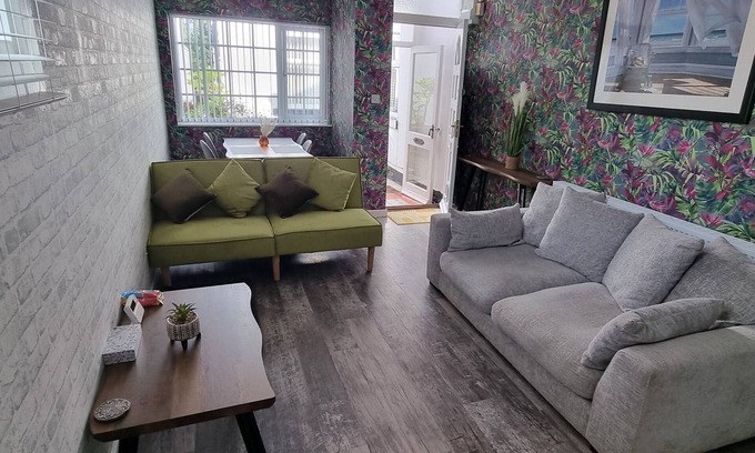 Southport Apartment | The Hideaway ll/private garden/Quiet/Central