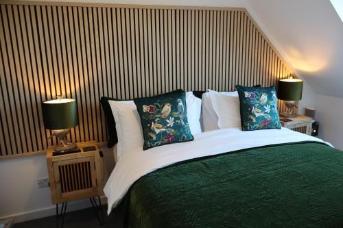 New Forest District Apartment | THE HIDEAWAY - LUXURY SELF CATERING COASTAL APARTMENT with PRIVATE ENTRANCE & KEY BOX ENTRY JUST A FEW MINUTES WALK TO THE BEACH, SOLENT WAY WALK, SHOPS and many EATERIES & BARS - FREE OFF ROAD PARKING,FULL KITCHEN, LOUNGE,BEDROOM , BATHROOM & WI-FI