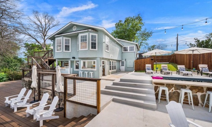 New Braunfels House | The Hideaway on Lake Dunlap*Direct Lake Dunlap Access*Pool*Accommodates 20