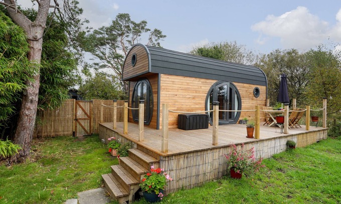 Criccieth Cottage | THE HIDEAWAY POD, family friendly, with hot tub in Criccieth
