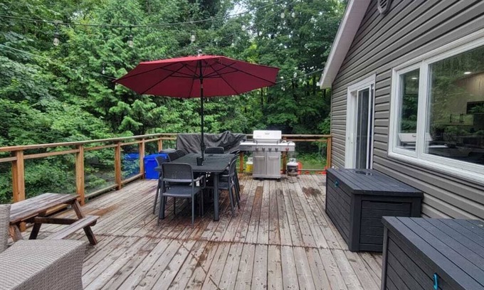 Trent Lakes Cabin | The Hideaway-Three bedroom cottage by Crystal lake