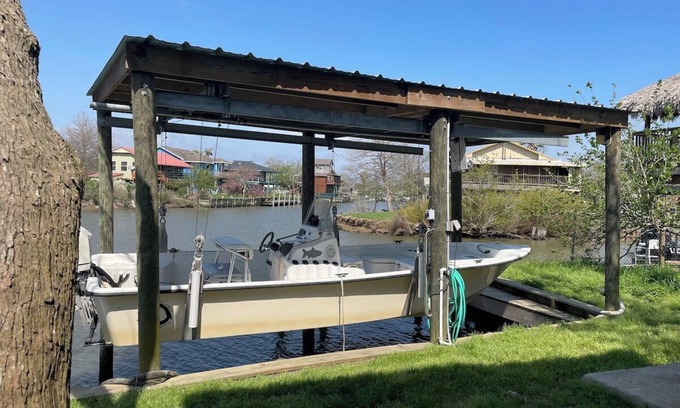 Dickinson House | The HOEK Hotel with Private Boat Slip and Pirate Bar