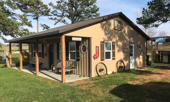 Elk Creek House | The HOLD-Up Hide Away Pet Friendly