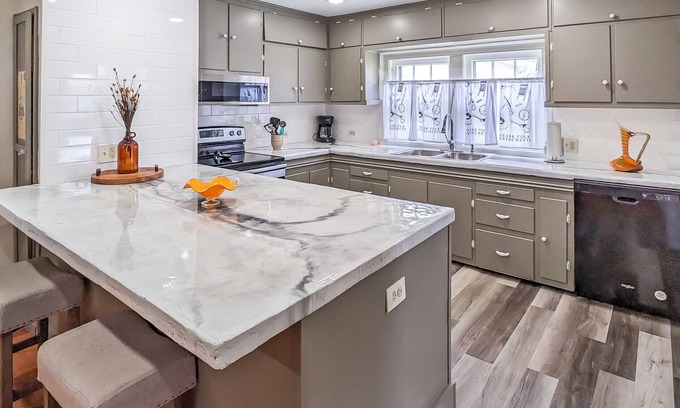 Mountain View House | The Homestead on Main ~ walk to historic square