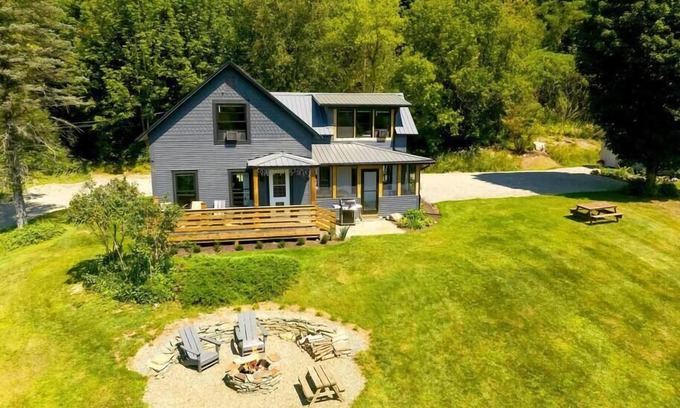 Johnson House | The Homestead - Walk to village, bring the pup!